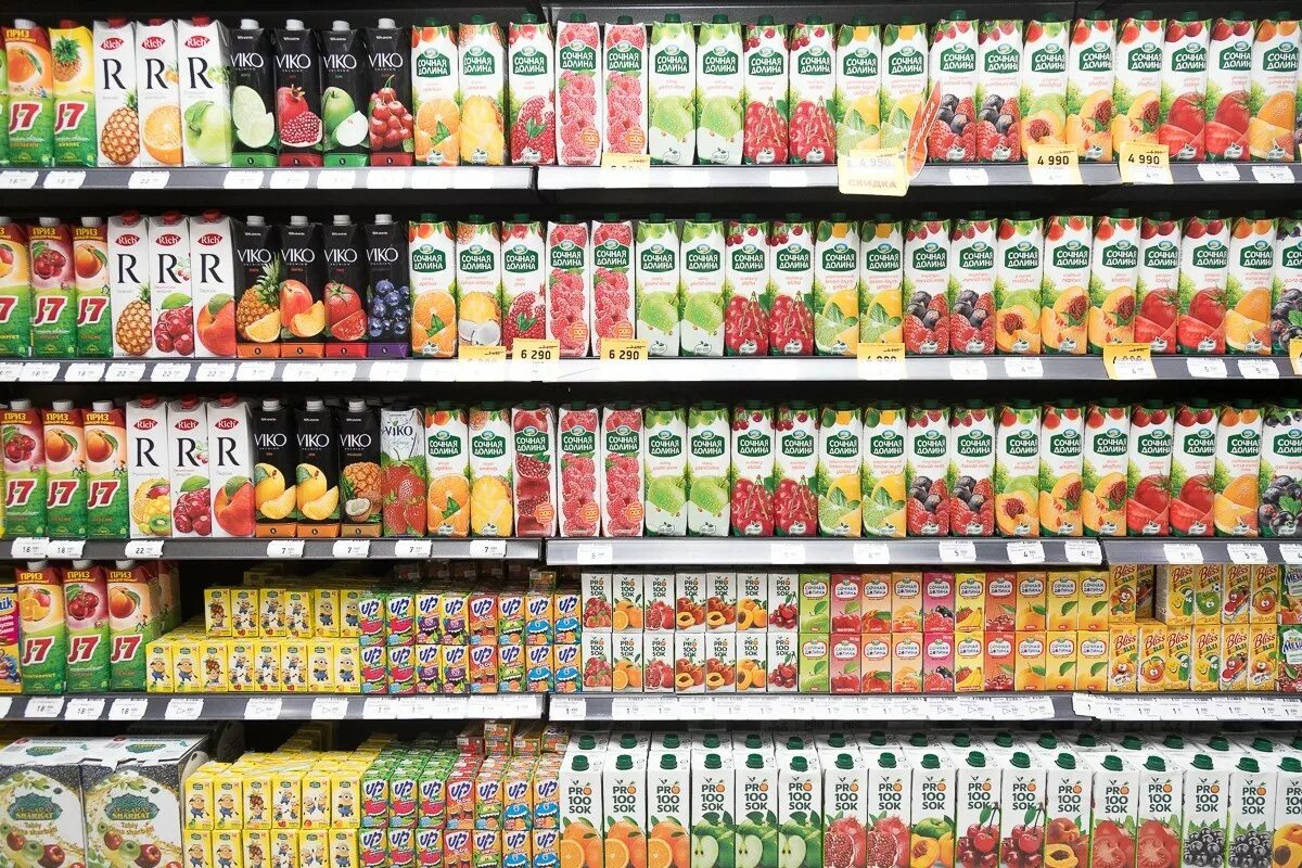 Сок пакетированный. Сок пакетированный. Покупной сок. Соки на полке в магазине. Сок магазинный.
