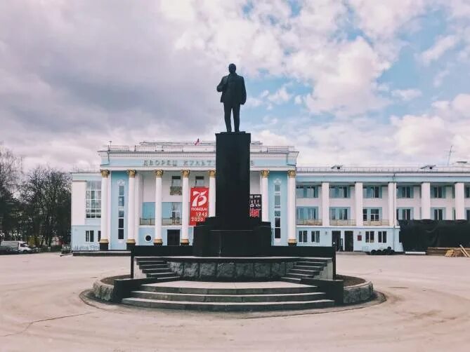 Сайт дк бмз. Дворец культуры БМЗ Брянск. Памятник Ленину ДК БМЗ Брянск. Бежицкий район ДК БМЗ. Площадь перед ДК БМЗ Брянск.