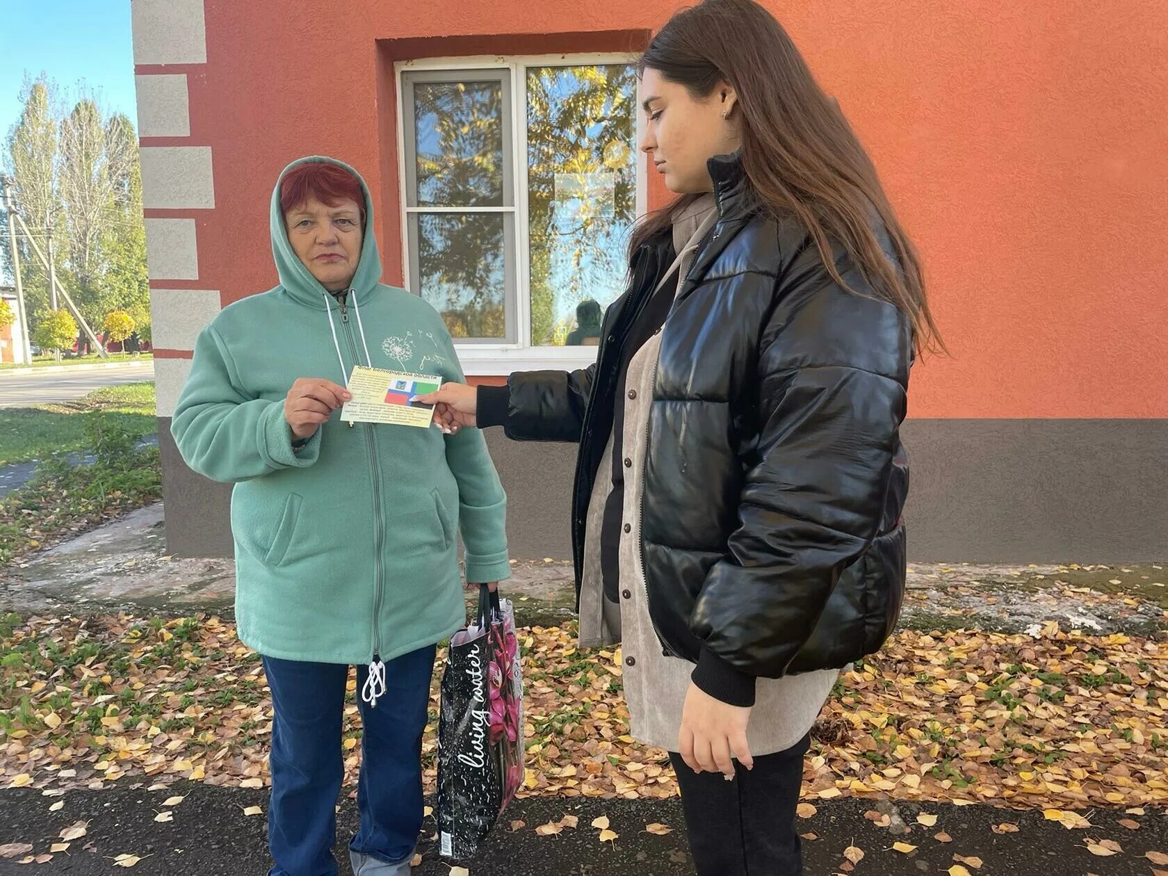 Серебряные волонтеры Белгородчины. «Серебряные волонтеры Белгородчины» в Ракитянском. Волонтеры в Алексеевке Белгородской обл. Под флагом Белогорья.