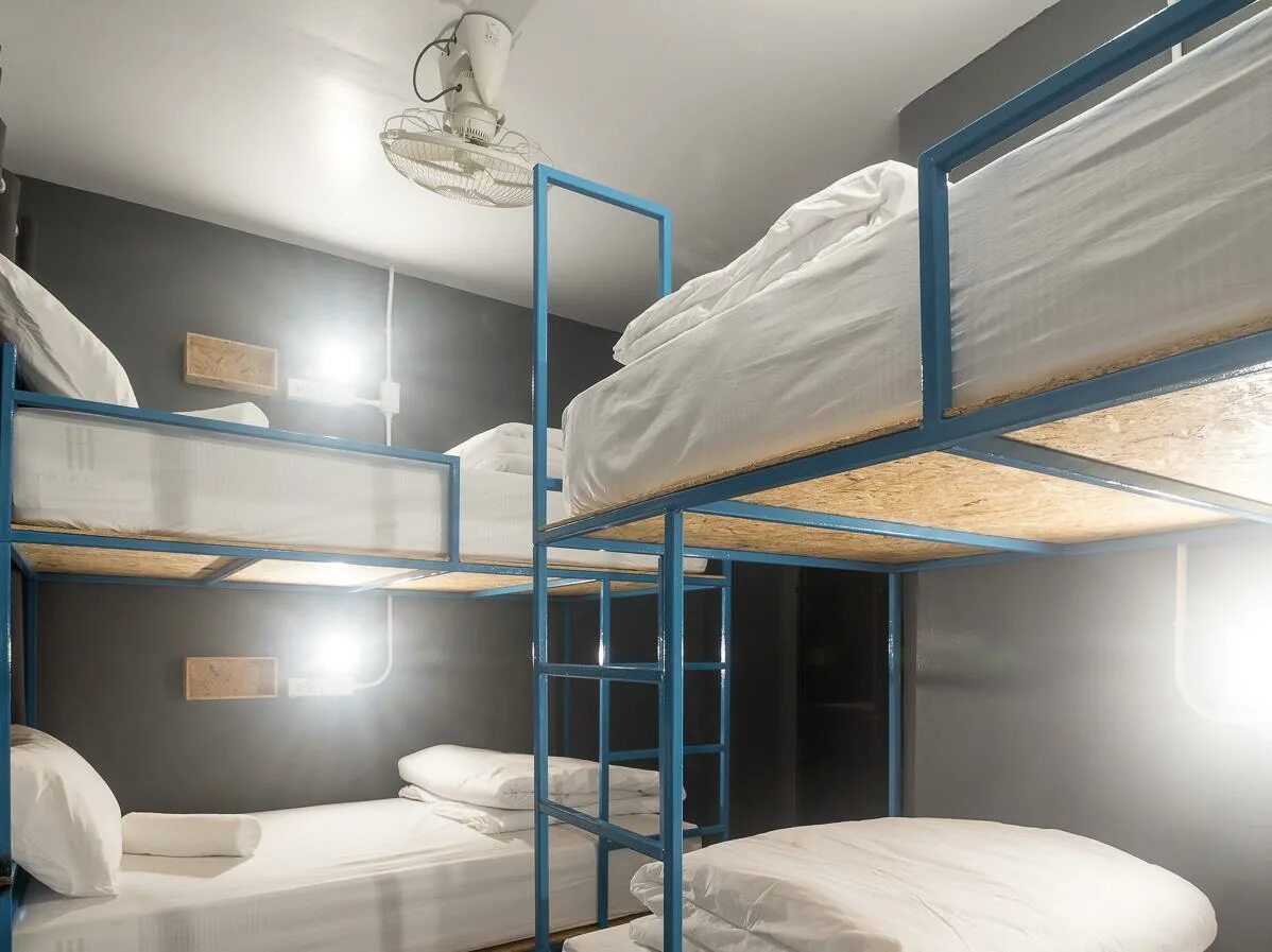 Лоухостел bed&beer таганка. Хостел кровать тайланд с сеткой. Кровать хостел 1. Кровать в хостеле. Металлические кровати двухъярусные для хостела.