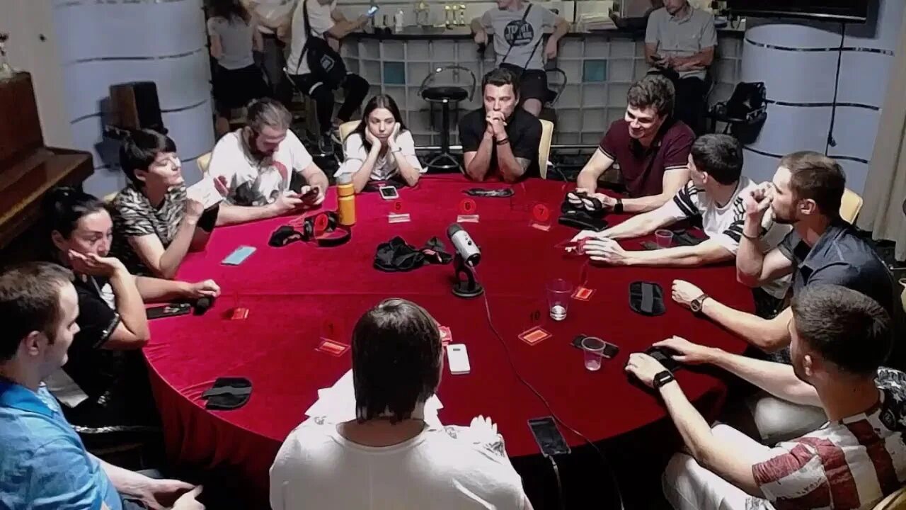 Игра в мафию в москве. Игра мафия в школе. Игра мафия с падающими стульями комната. Москва игра в мафию с падающими стульями. Мафия москва.