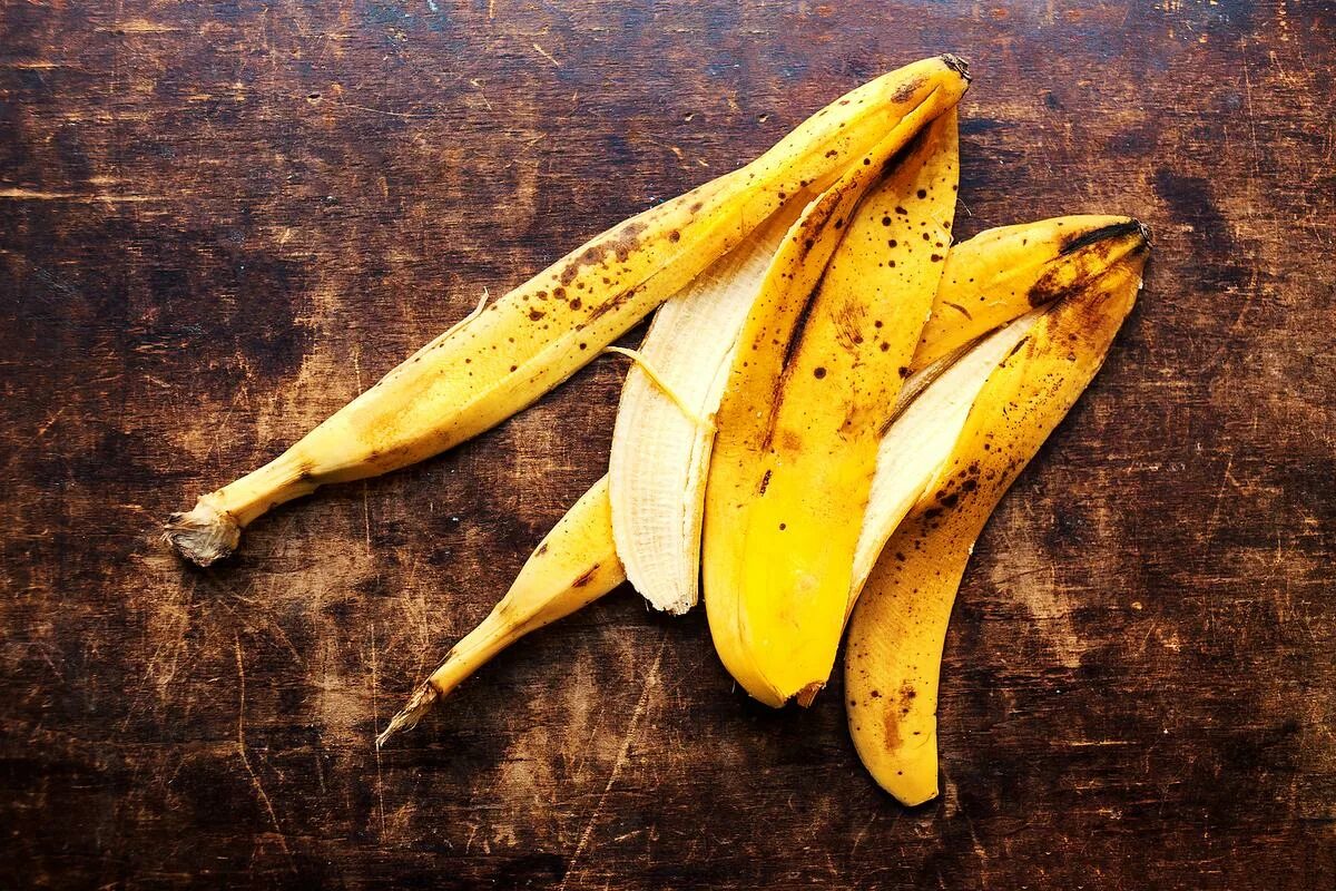 Как называется кожура. Банановая кожура. Кожура от банана. Шкурка от банана. Спелый банан.