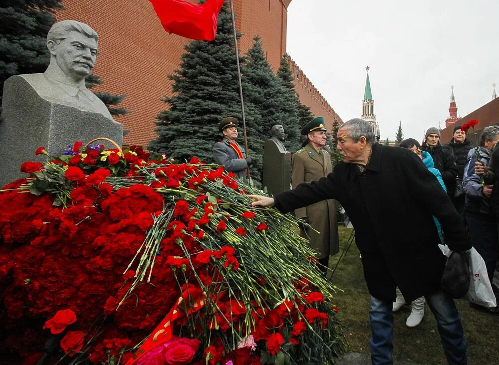 Сталин сейчас жив. Могила Сталина 2022. Возложение цветов Сталина 2022. Возложение цветов Сталина. Цветы на могиле Сталина.