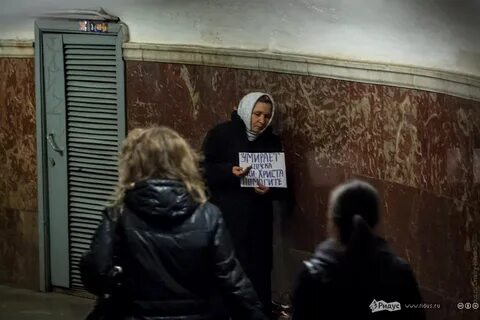 Просят деньги в метро