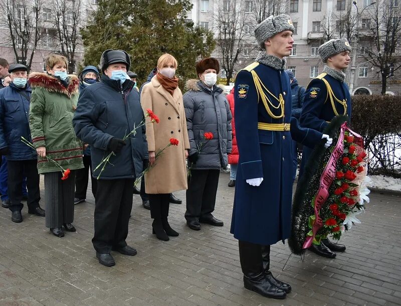 Памятник Черняховскому Воронеж возложение. В Воронеже почтили память защитников Отечества. 25 Января день освобождения Воронежа. 25 Января Воронеж. 25 января воронеж купить