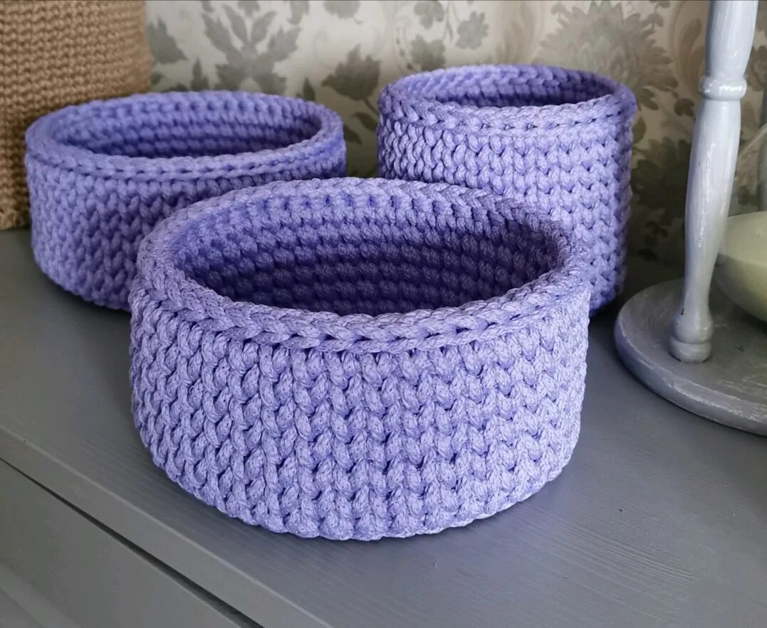 Корзины из полиэфирного шнура крючком с деревянным. Вязаные корзины. трикотажные корзинки. корзины из трикотажной пряжи. корзинки из полиэфирного шнура.