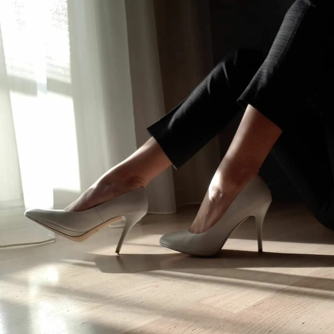 High heels worship. Туфли на каблуке. Туфли женские на каблуке. Туфли на каблуке Эстетика. Каблуки Эстетика.