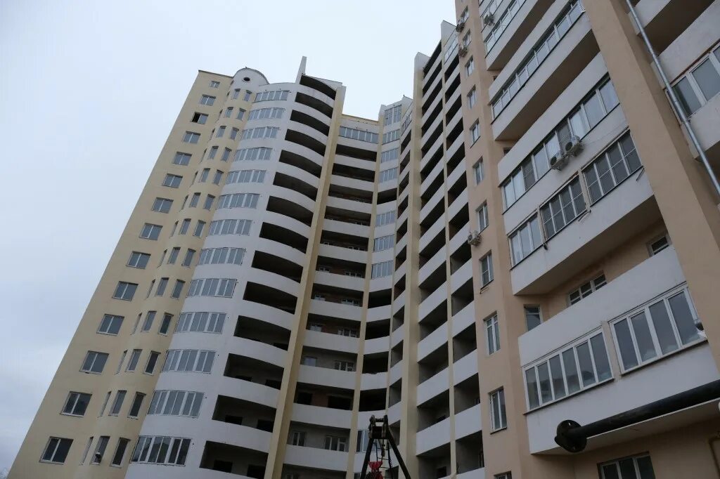 16 этаж квартира живу. Долгострой Астрахань. Астраханские многоэтажки. Здания долгострой в Астрахани. Астрахань высотки.