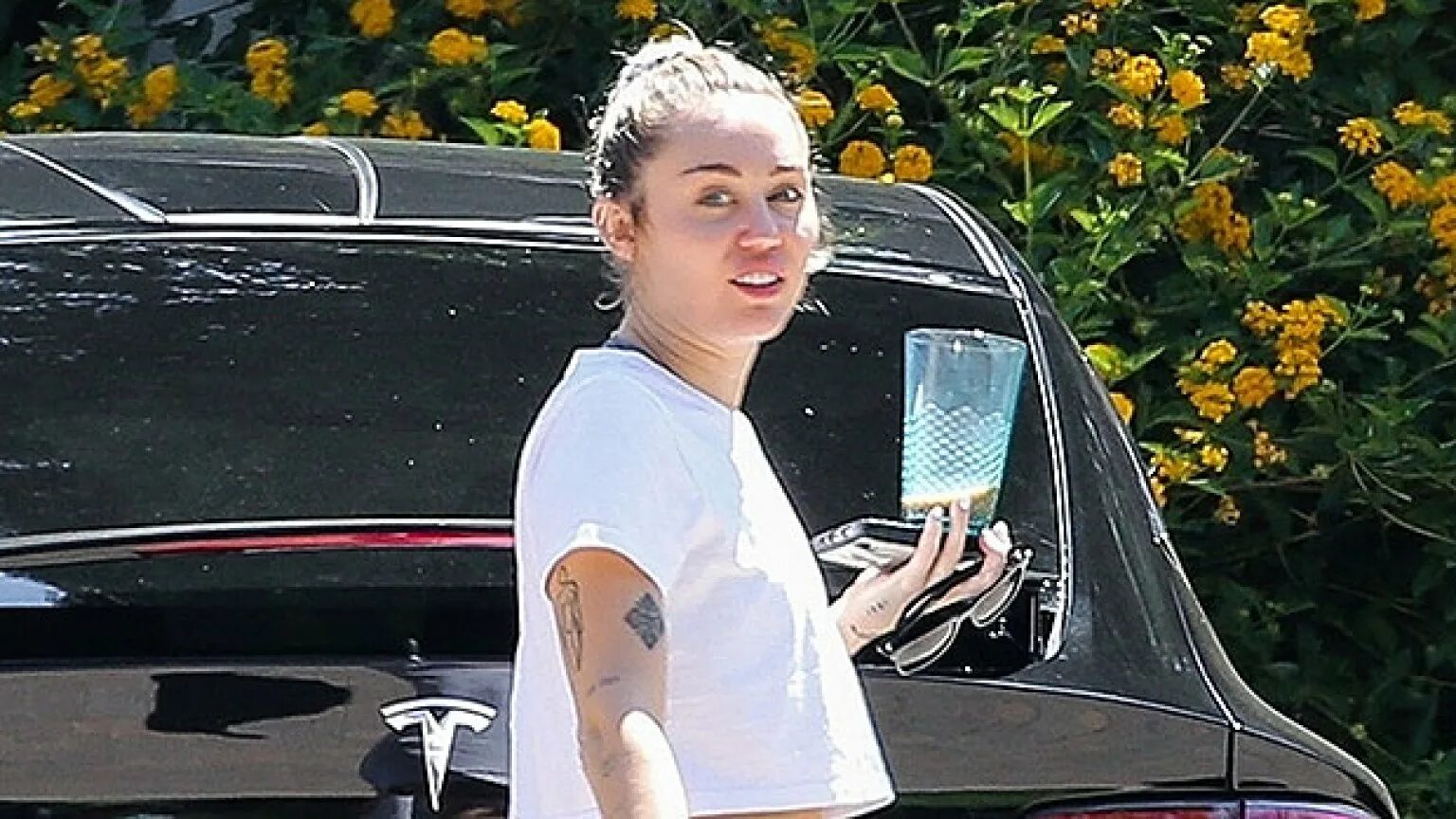 Miley cyrus doctor work it. Майли Сайрус продала свой дом в Нэшвилле в 2022 году за 14500.