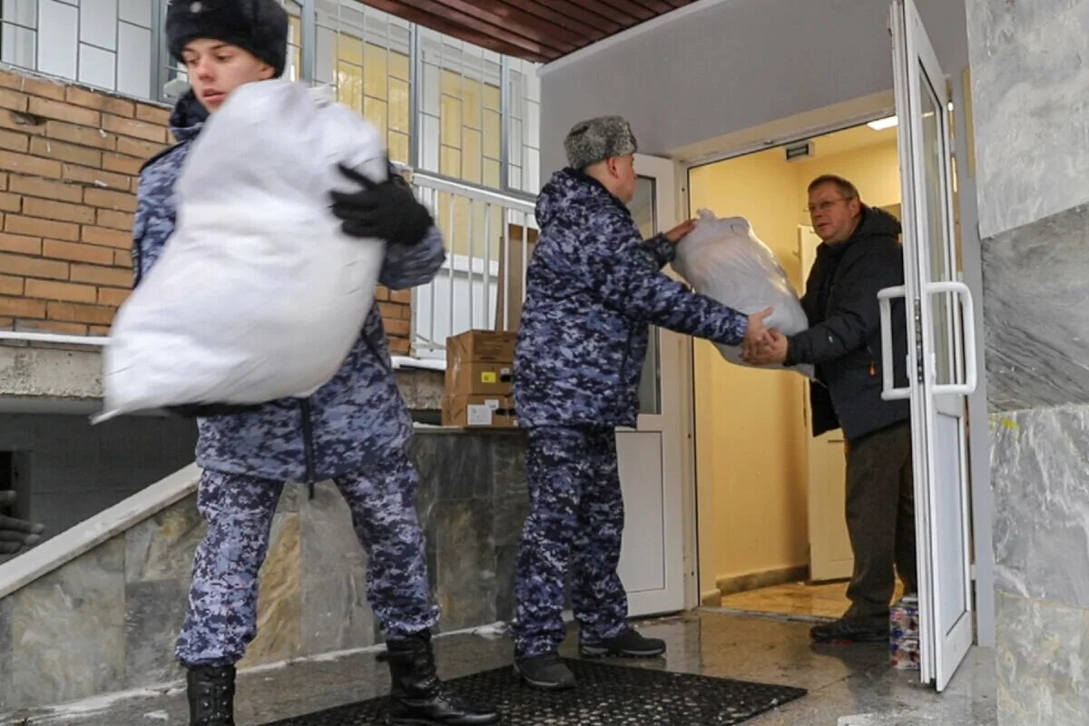 Поддержка росгвардии. Росгвардеец. Росгвардия Москва. Гуманитарная помощь. Росгвардия гуманитарная помощь.