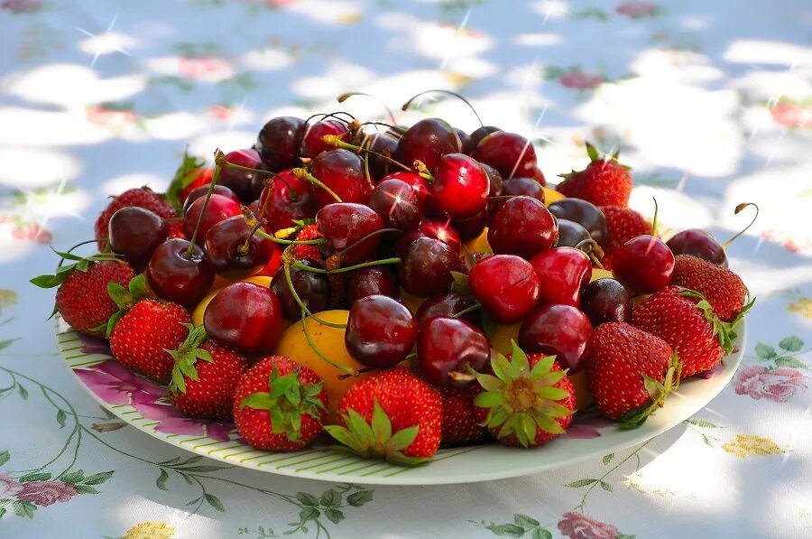 Фрукты в начале июня. Фрукты и ягоды. Клубника и черешня. Летние фрукты. Ягоды летом.