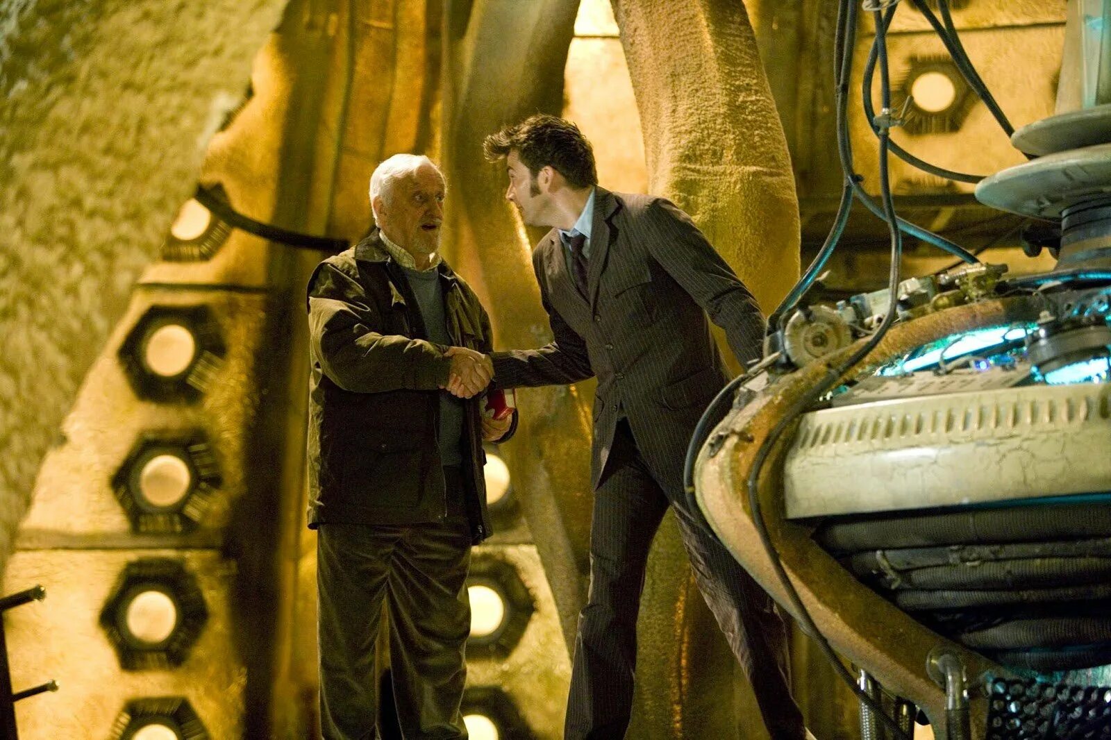 Доктор кто часы повелителя времени. Сайт конец времени. Сайт конец времени. Конец времен обои. Десятый доктор и уилфред мотт.