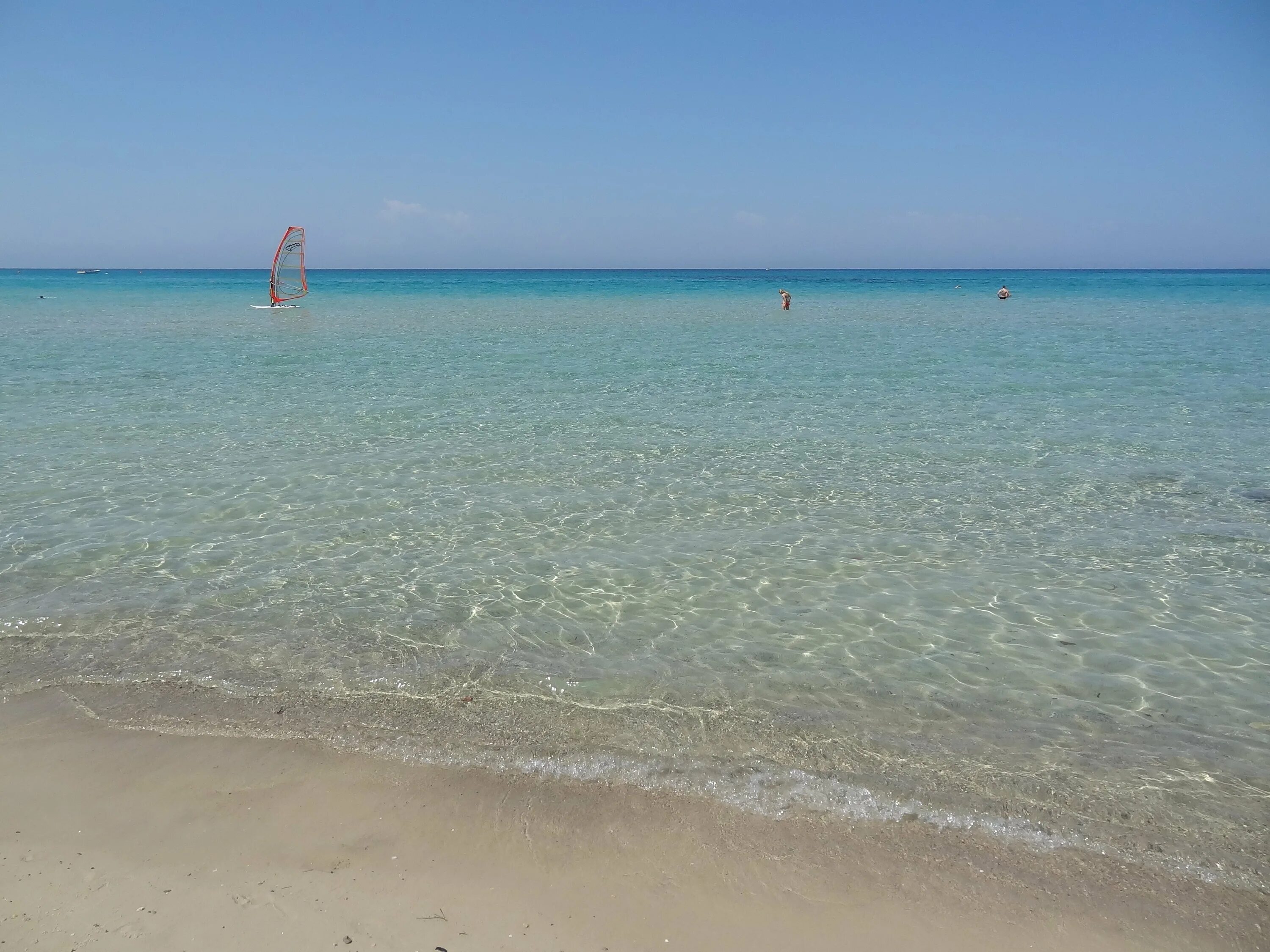 Крым пляж черноморье. Черноморский пляж. Городской пляж черноморское крым. Крымские мальдивы беляус. Черноморский пляж.