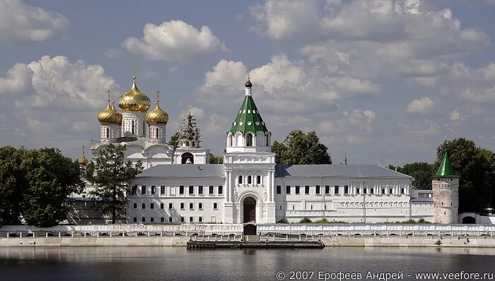 Ипатьевский монастырь кострома. Й Свято-Троицкий Ипатьевский монастырь Кострома. Ипатьевский монастырь Родина Романовых. Борис Годунов Ипатьевский монастырь. Ипатьевский монастырь Кострома в марте.