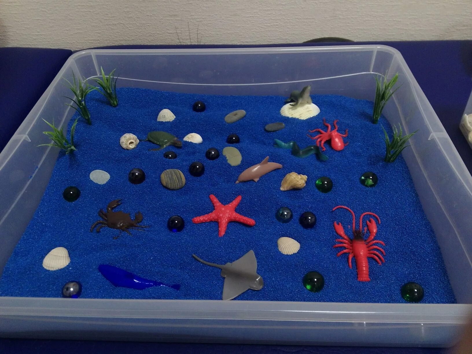 Сенсорные коробки для детей. Сенсорные коробки для детей. Сенсорные коробочки в детском саду. Ящик для сенсорики. Тактильная сенсорная доска монтессори.