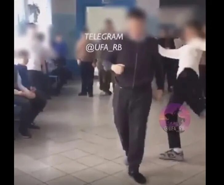 В школе произошла драка. Драка мальчиков. Мальчик подрался в школе. В школе произошла драка. В школе произошла драка.