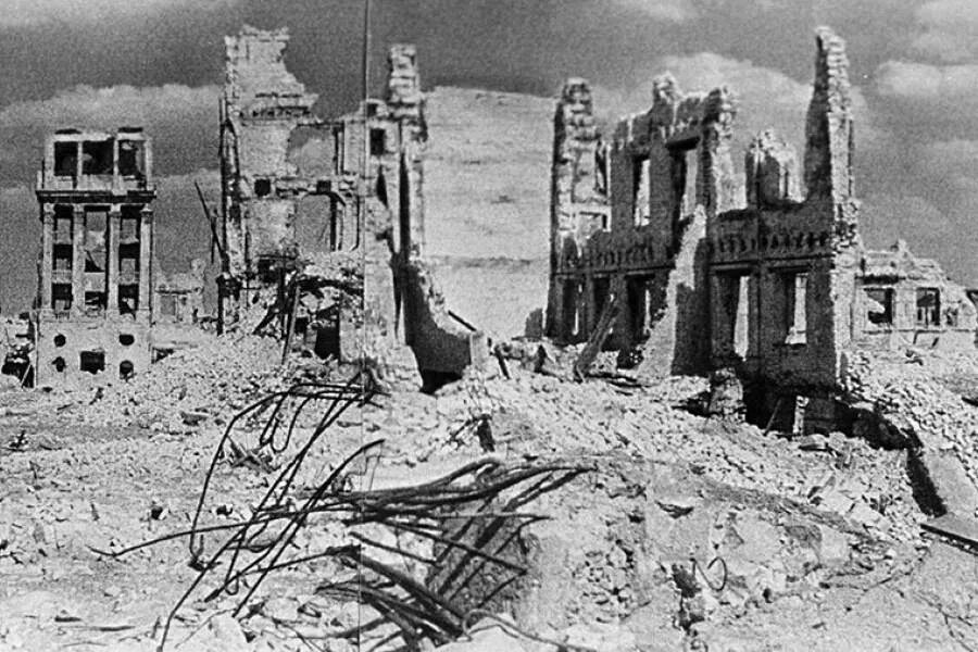 Сталинградская битва город после битвы. Руины Сталинграда 1943. Сталинградская битва руины. Руины Сталинграда 1942 года. Сталинградская битва руины города.