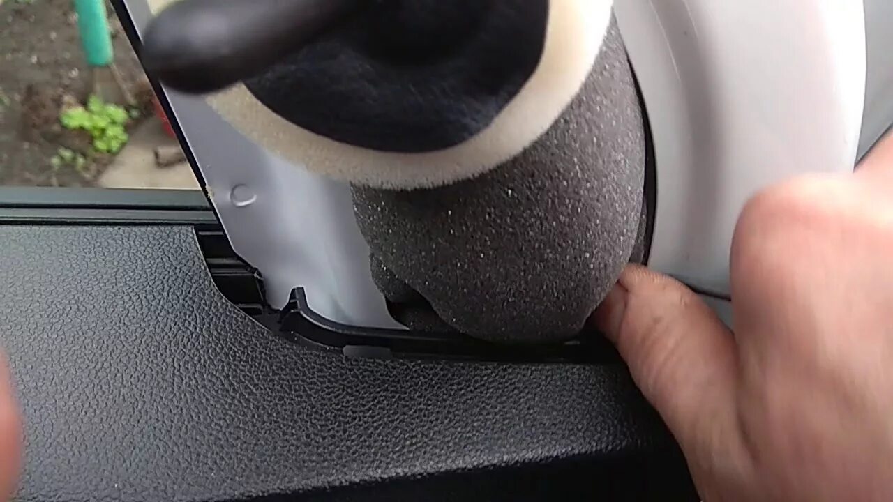 Renault Duster көлігінің алдыңғы есігінің қаптамасын алу