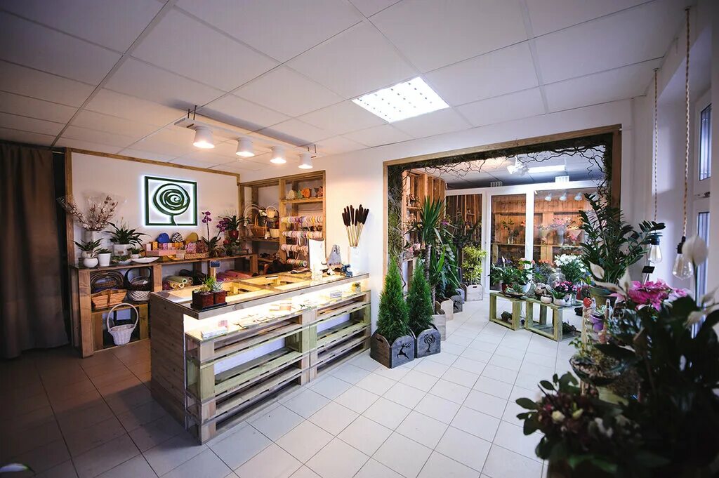 Дом цветов минск. Маленький салон цветов. интерьер мастерской фуд флористики. мастерская флориста интерьер. цветочный магазин интерьер в дерево.