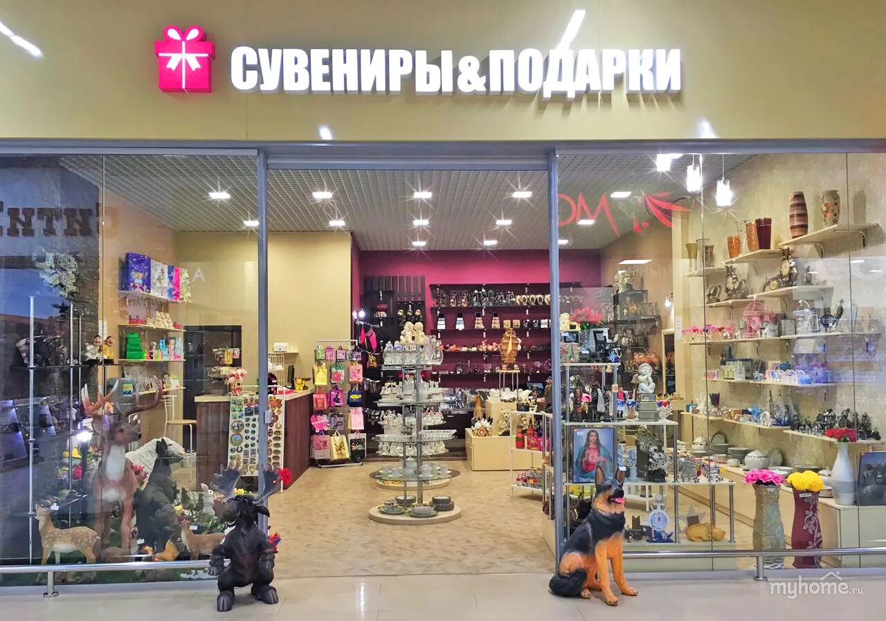 Отдел упаковки подарков. Упаковка подарков островок. Упаковка подарков островок. Витрины торговые. Оформление магазина подарков.