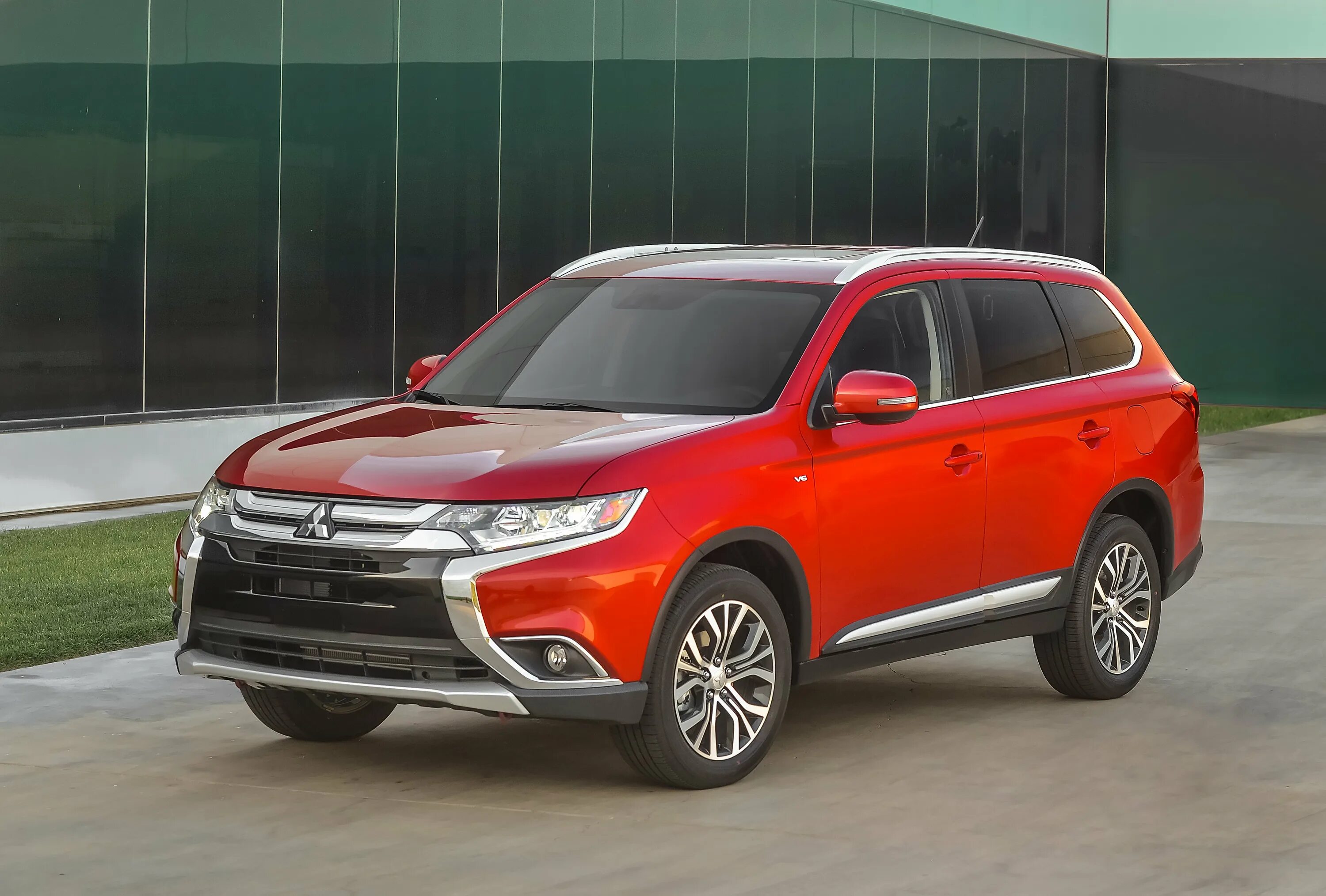 Mitsubishi Outlander 2015. Митсубиси Аутлендер 2016. Митсубиши Аутлендер 2016. Кроссовер Митсубиси Аутлендер.