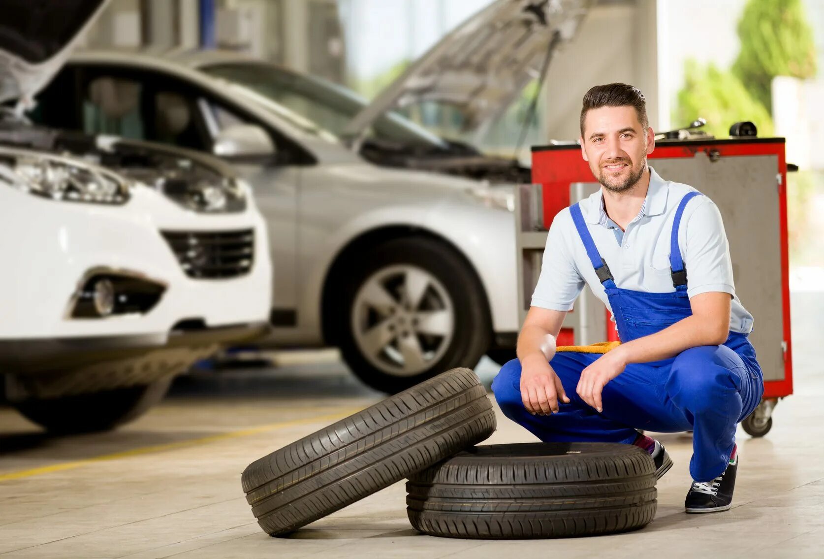 Автослесарем вахта москве. Автосервис автомеханик. Автомеханик. Автослесарем вахта москве. Шиномонтажник.