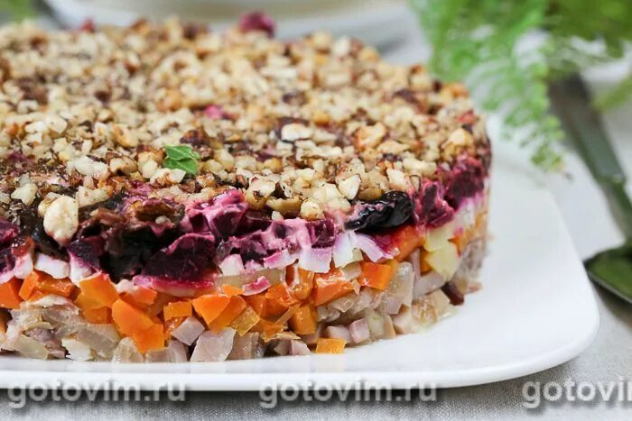 Salat bagatyr s myasom. Что приготовить из свеклы и курицы. Салат свеклой курица чернослив грецким орехом. ). Чернослив фаршированный свеклой и грецкими орехами.