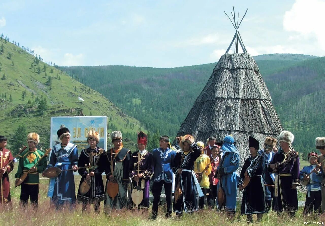 Алтай народы какие. Горный Алтай телеуты народность. Теленгиты народ Алтая. Шорцы, телеуты, кумандинцы. Алтайцы тюрки.