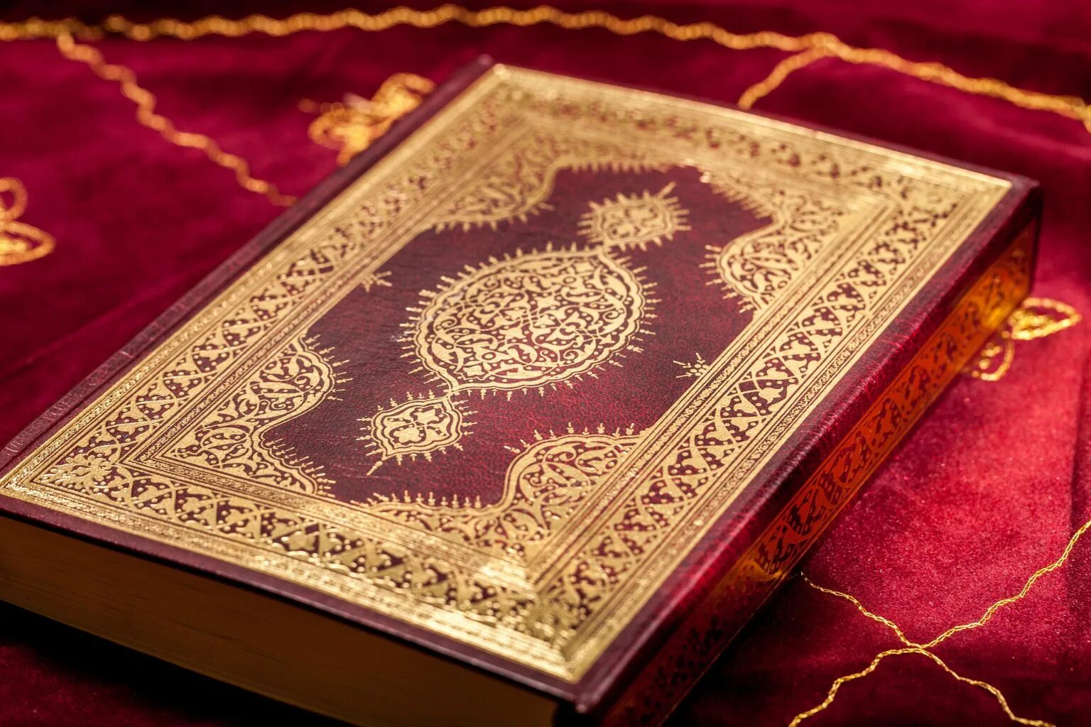Құран кәрім. Священное Писание мусульман Коран. Kepah.