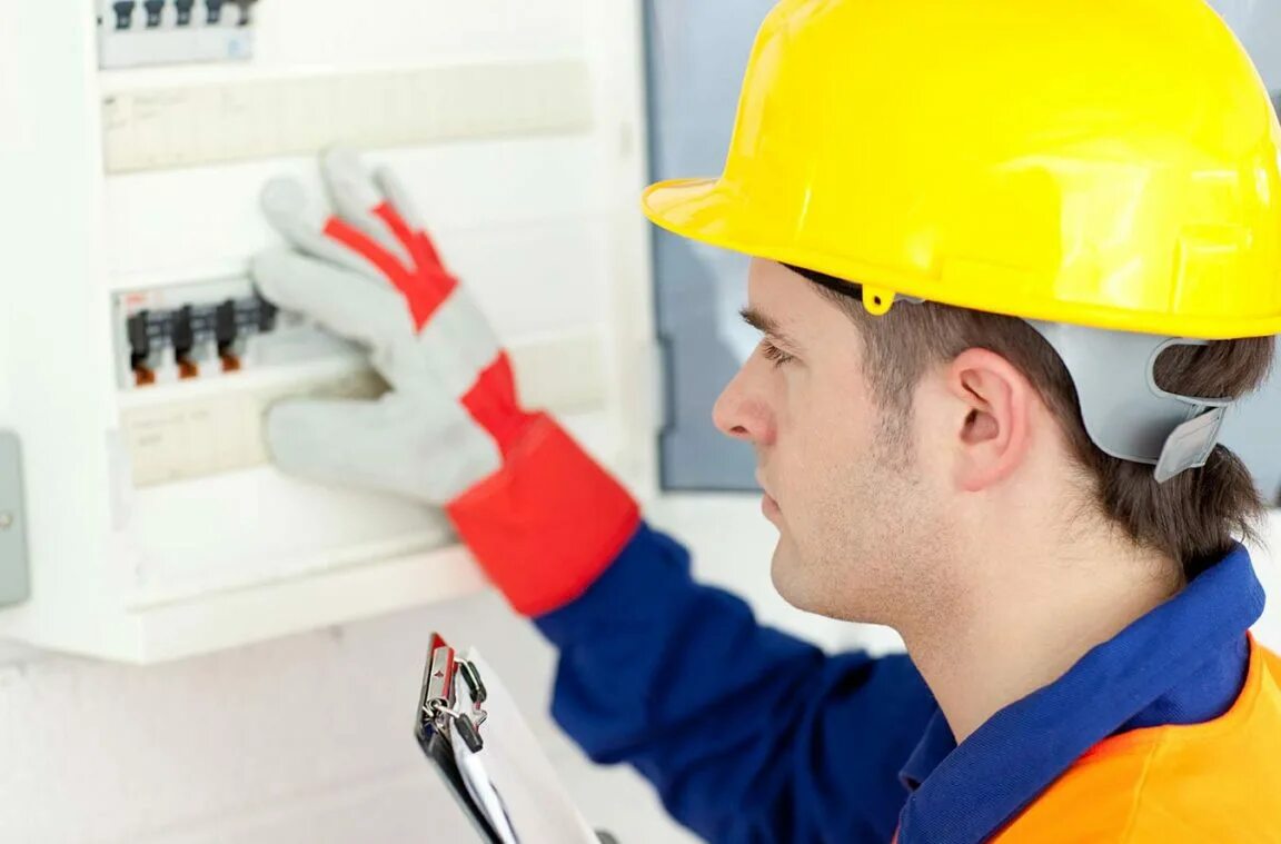 Электромонтаж картинки. Монтаж слаботочных сетей. Монтажник электрооборудования. Строительные работы. Электрика и освещение.