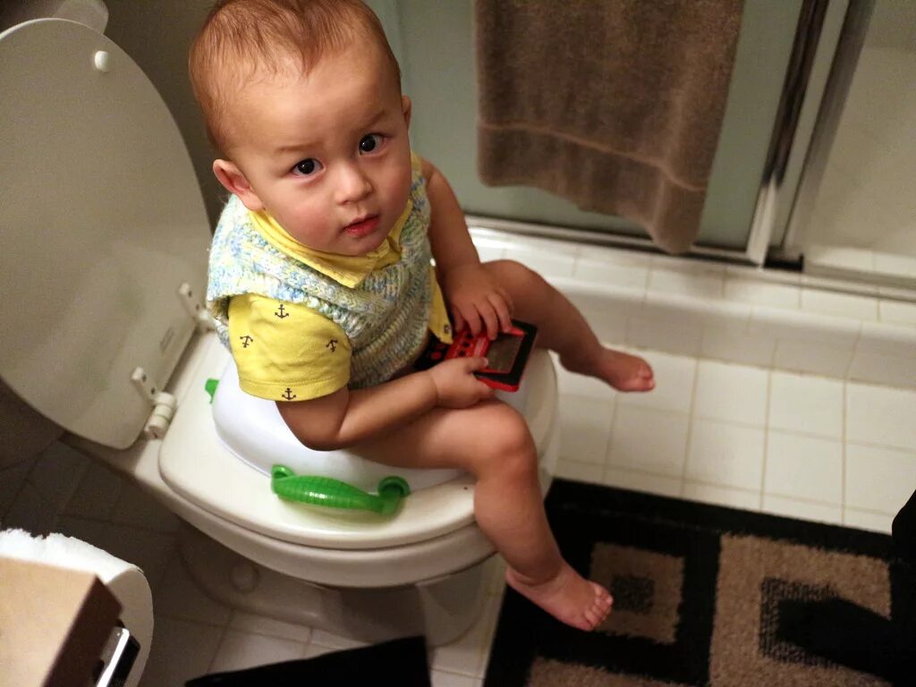 Маленькие дети в туалет. Малыш какает. Малыш какает на горшок. Туалет для малышей.