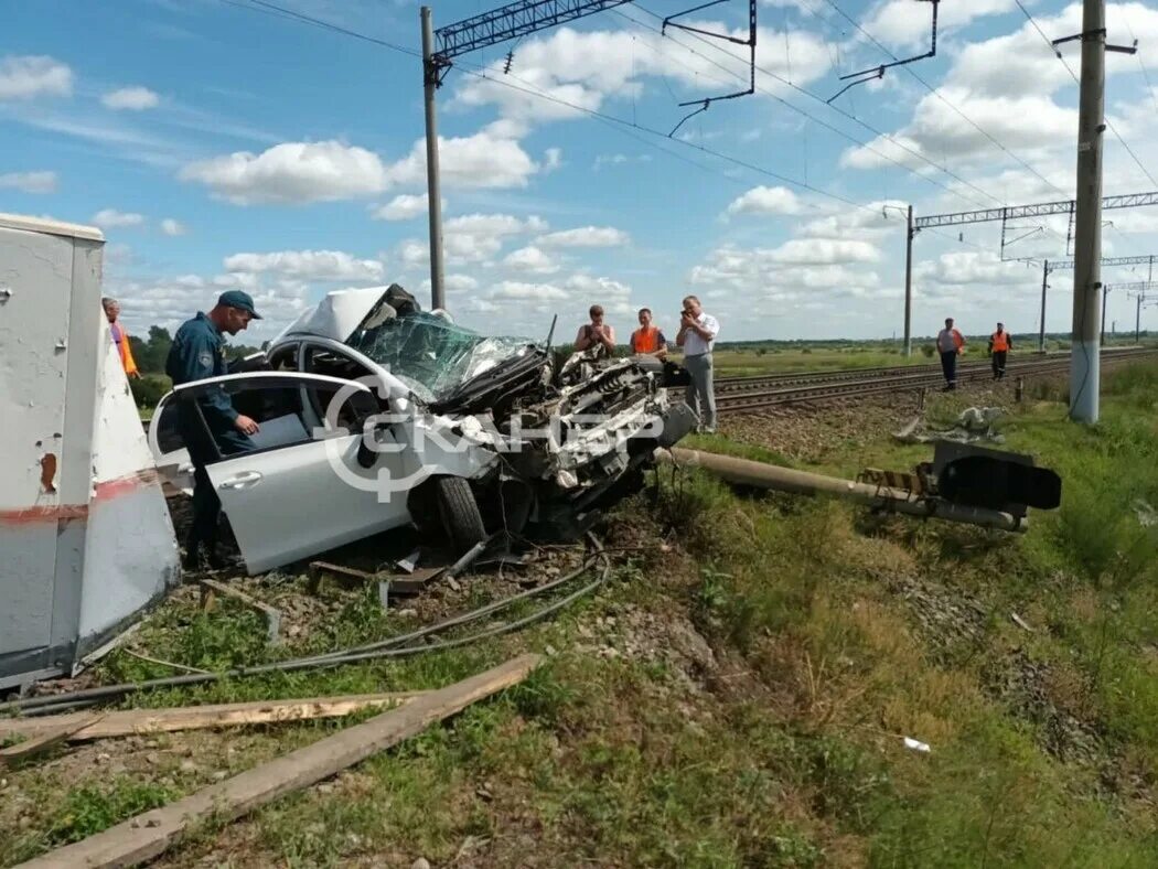 Столкновение поезда с авто. Дорожно-транспортное происшествие.