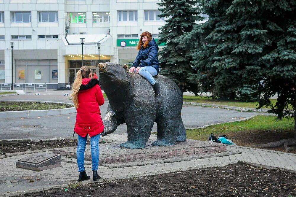 Пермь возле цума. Пермский медведь памятник Пермь. Легенда о Пермском медведе Пермь. Памятник медведю в Перми. Скульптура Легенда о Пермском медведе.