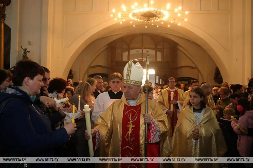 Пасха католическая и православная в беларуси. Освещение Пасхи в церкви. Католическая Церковь. Католический храм. Пасхальная служба у католиков.