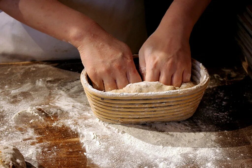 Видео печь хлеб. Хлеб в печи. Девушка печет хлеб. Пекут хлеб в печи. Опресноки.