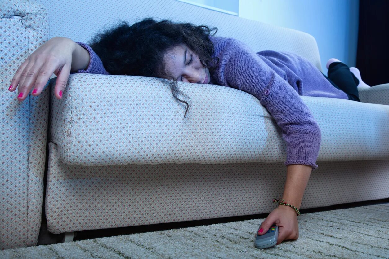 Девушка уснула на диване. Усталая женщина на диване. Уставшая девушка.