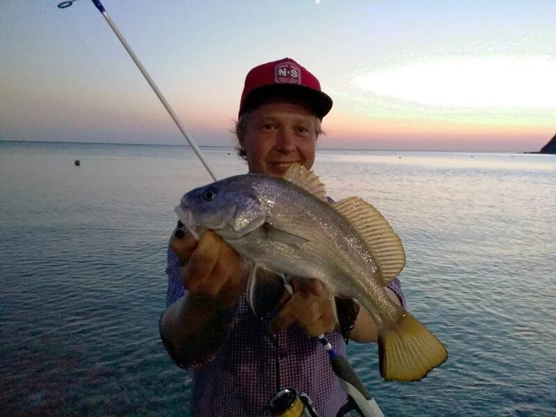 Ловля спиннингом черное море. Рыбалка на черном море. Спиннинг для морской рыбалки. Морская рыбалка с берега. Рыбалка на чёрном море с берега.