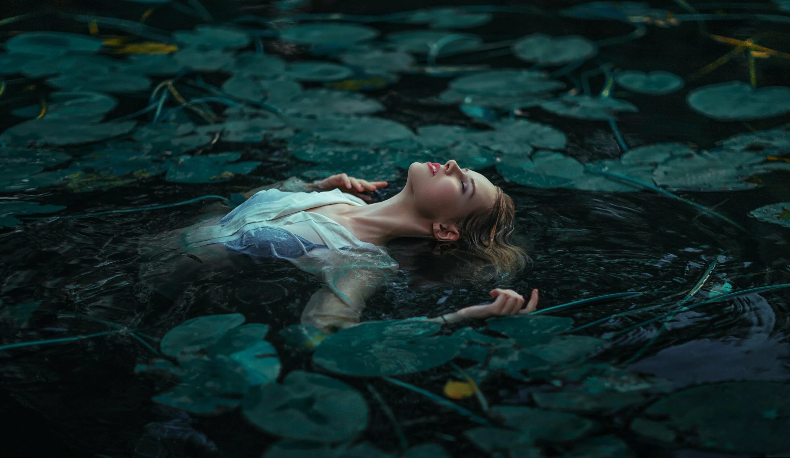 Стою в крылатой воде. Русалка утопленница. девушка в воде. фотосессия в воде. женщина вода.