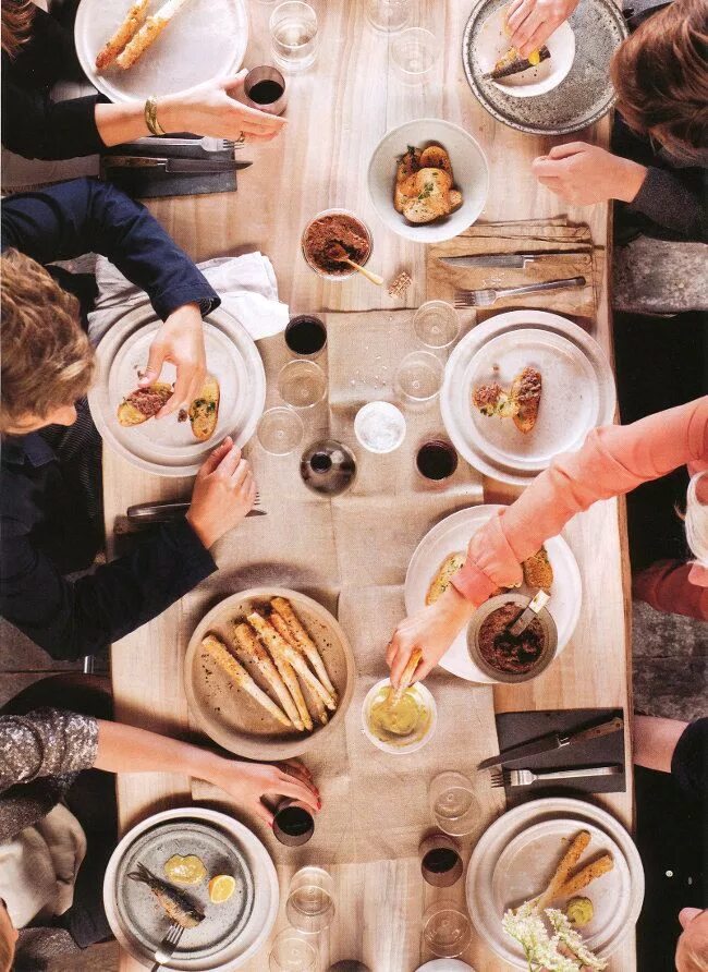 Long lunch. Сервировка завтрака в стиле Kinfolk. Большая семья за столом Эстетика. Кинфолк обед с друзьями. Dinner Эстетика.