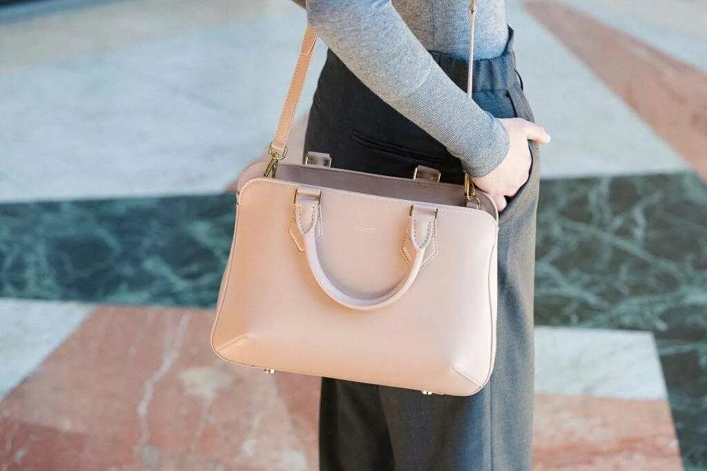 К чему снится сумка. Сон потеря сумки. Сумка женская. Сумка во сне к чему снится женщине. К чему снится женская сумка.