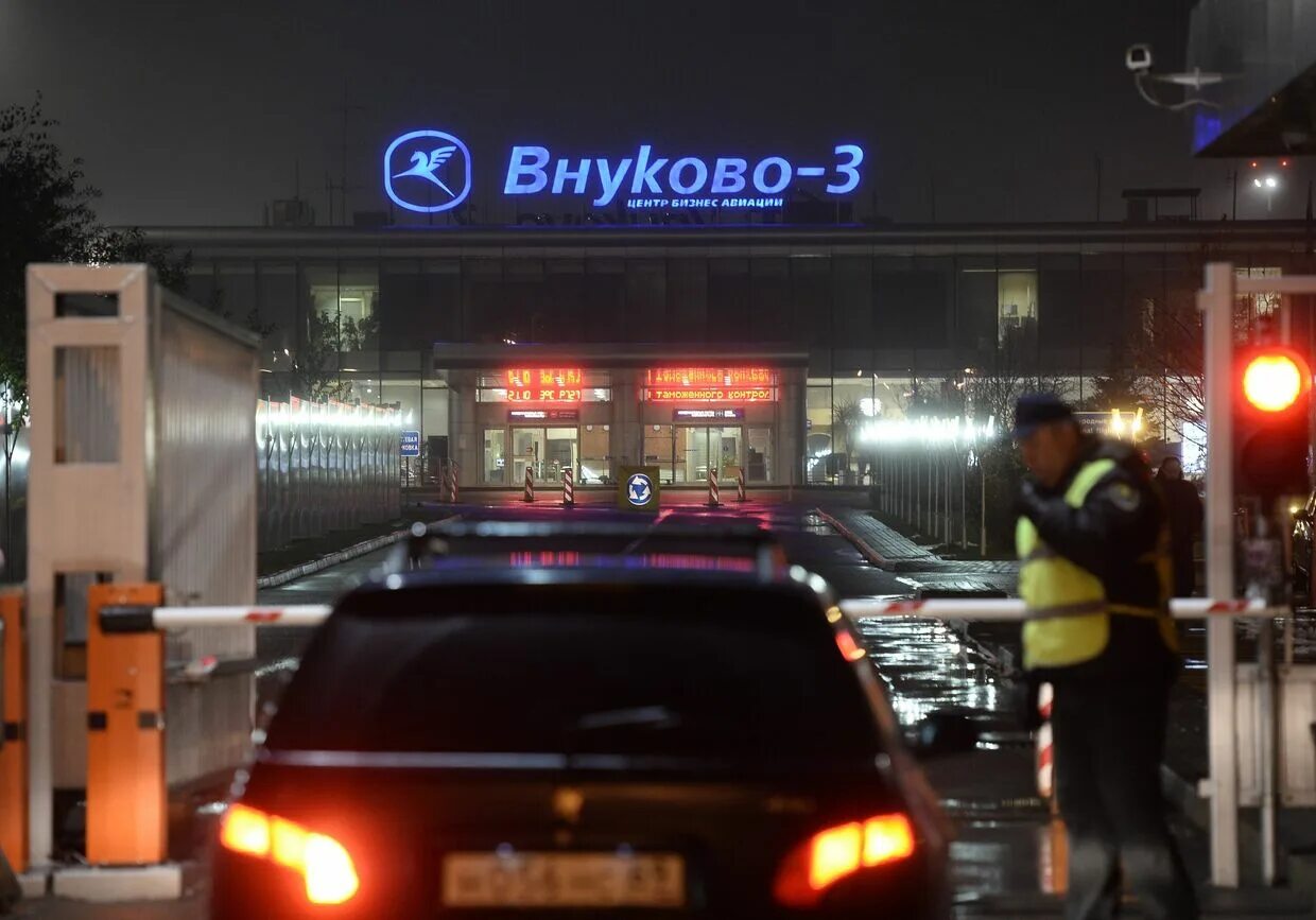 Контрольно-пропускной пункт в аэропорту. Терминал внуково 3. Одежда для водителей. Водители в аэропорт внуково. Инспектор по досмотру в аэропорту внуково.