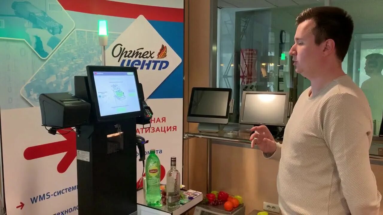 Уральские пельмени гиря от ума. Уральские пельмени касса самообслуживания. Касса самообслуживания макдональдс. Касса самообслуживания в магазине. Касса самообслуживания в магазине.