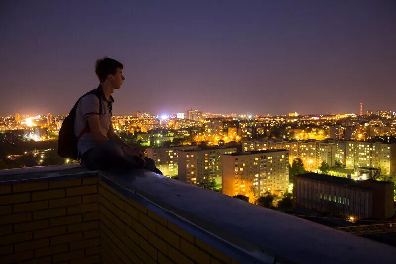 Девочка спрыгнула с крыши. Павел федорович москов сити. Парень на крыше ночью. Край крыши. Парень на крыше.