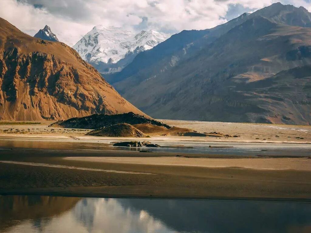 Национальный парк Памир Таджикистан. Горы Памира в Таджикистане. Таджикский национальный парк (памирские горы). Природа Таджикистана Памир. Памир самая высокая