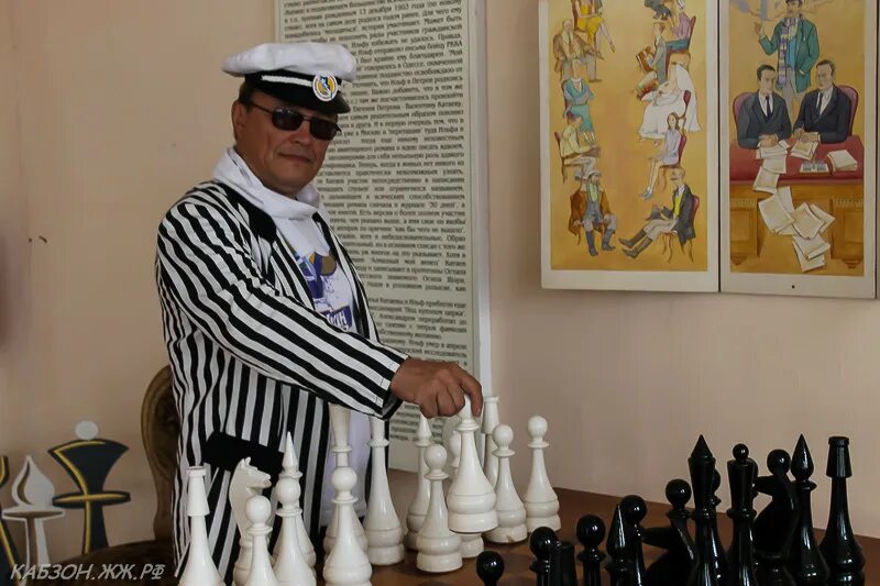 Остап бендер шахматы васюки. 12 стульев гайдай васюки. Бендер играл в шахматы в городе. Остап бендер игра в шахматы. Бендер играл в шахматы в городе.