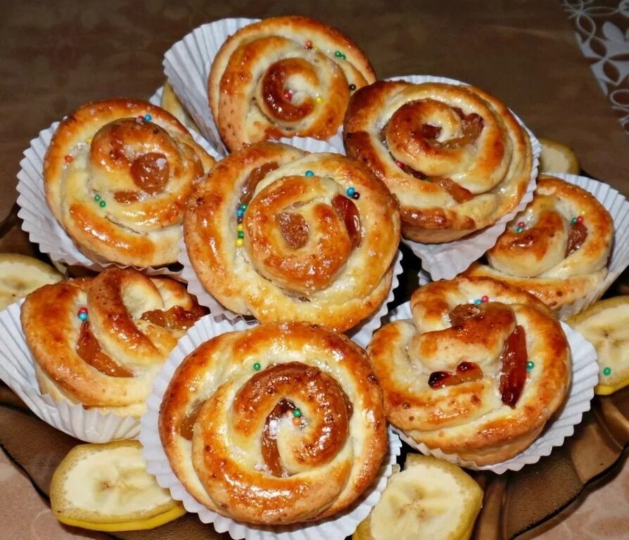 розочки из слоеного теста с яблоками. недорогая выпечка. праздничная выпечка. пирожки шпинат рикотта. натуральная домашняя выпечка.