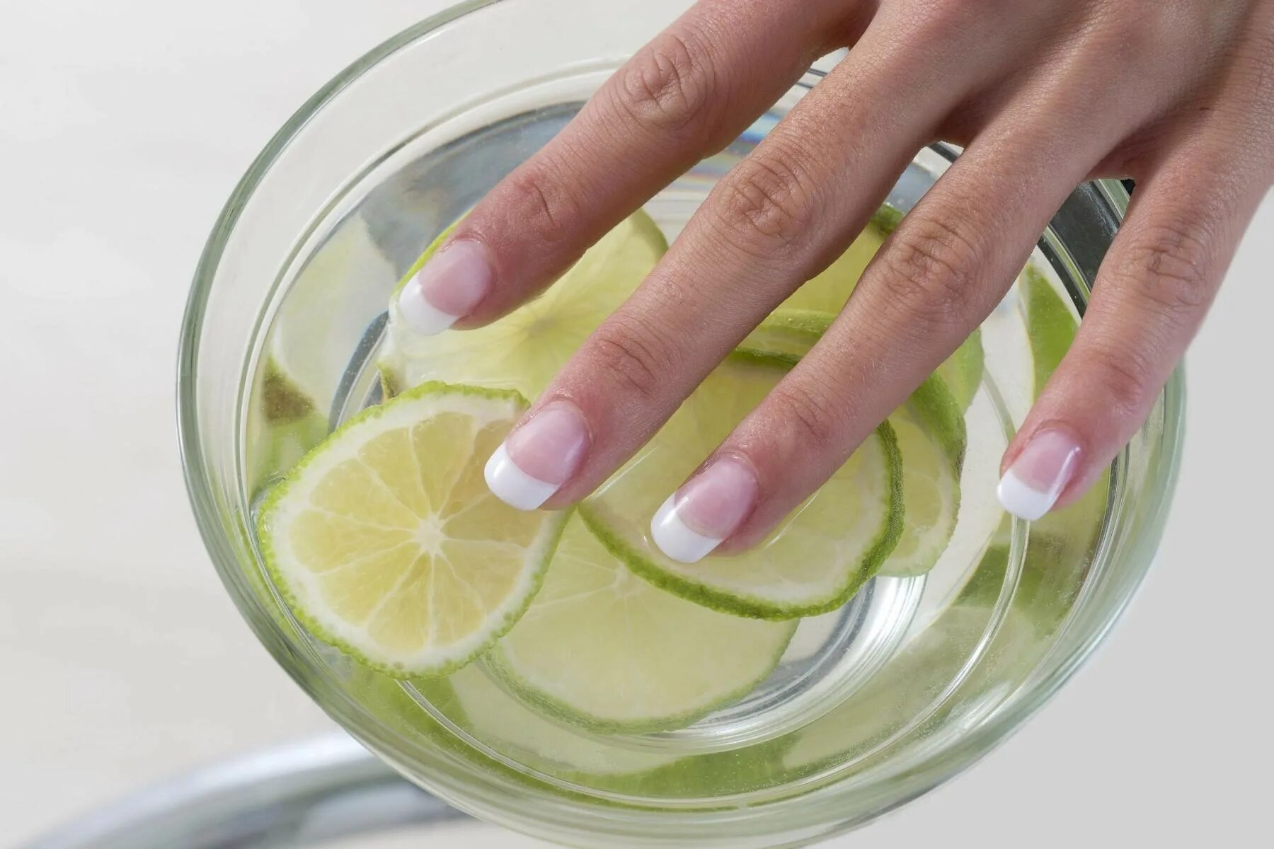Ванночки для укрепления и роста. Крепкие ногти. Ванночка для ногтей с лимоном. Лимон на ногтях. Ванночка для отбеливания рук и ногтей.