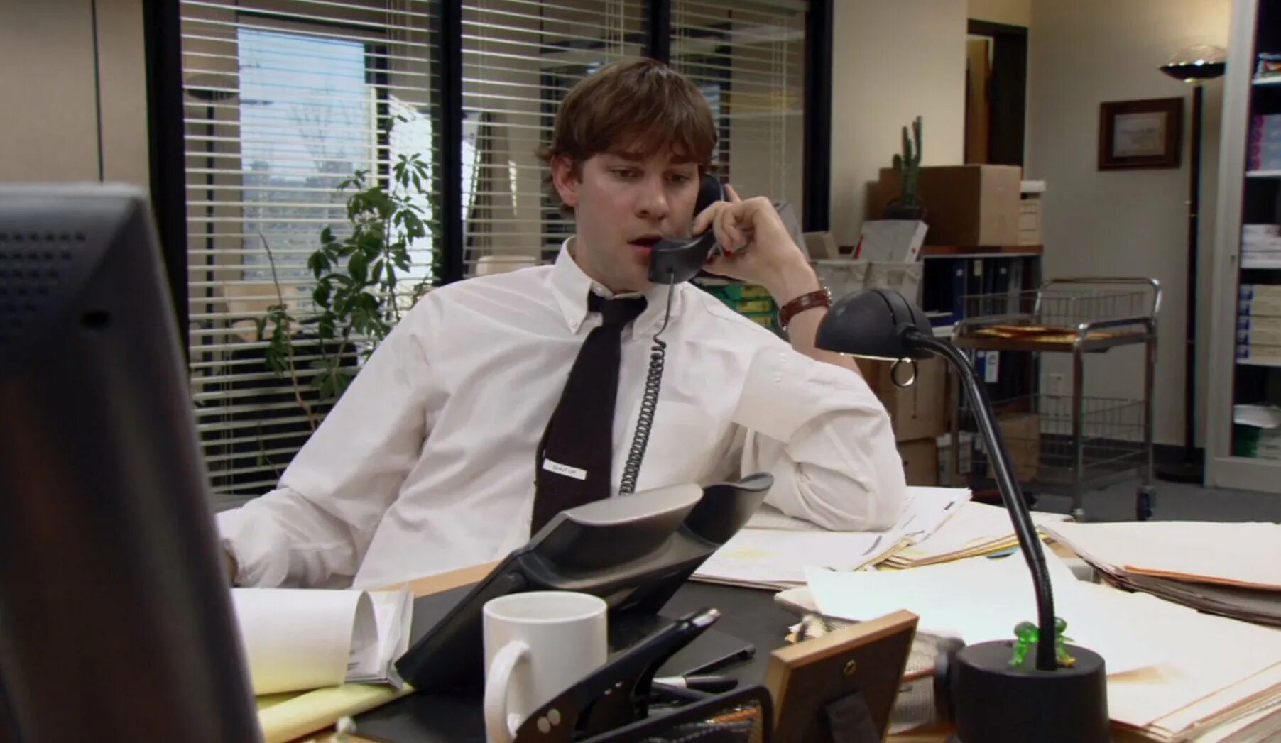 Jim such a busy. Джим халперт в смокинге. джим халперт в белом смокинге. jim halpert arthoe on the line.