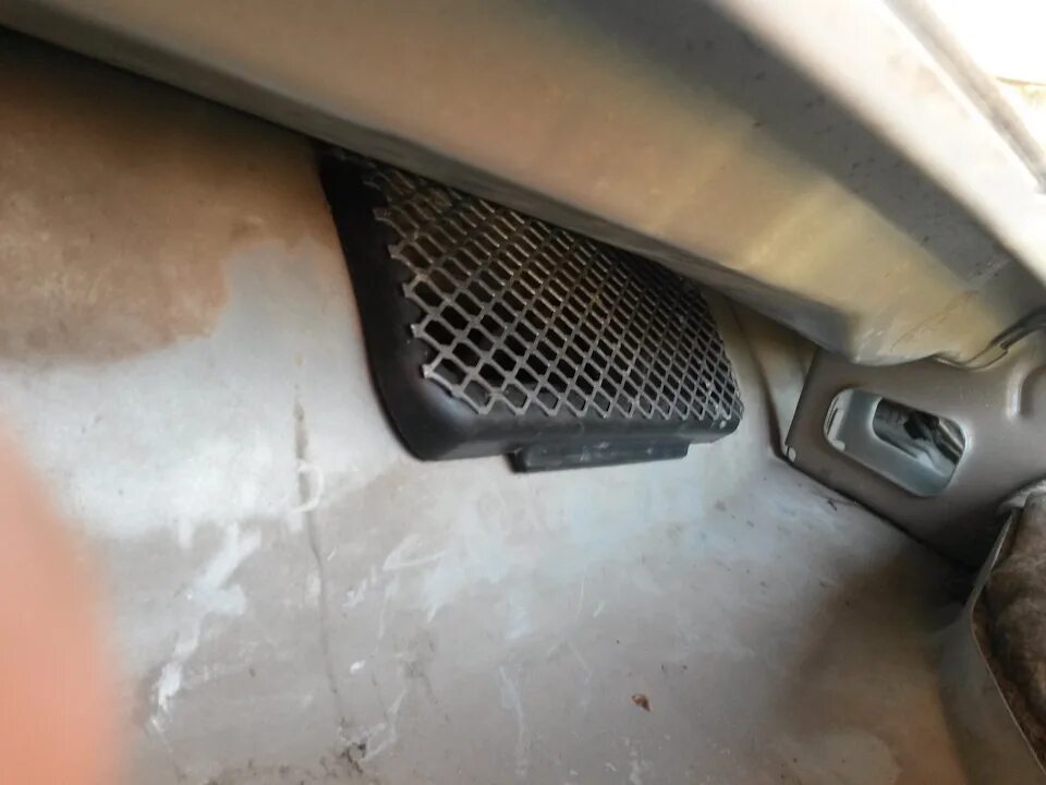 Меган 2 сетка. Меган 2 сетка. Пищалки рено меган 2. Сетка на воздухозаборник рено меган 2. Сеточка в воздухозаборник рено меган 2.