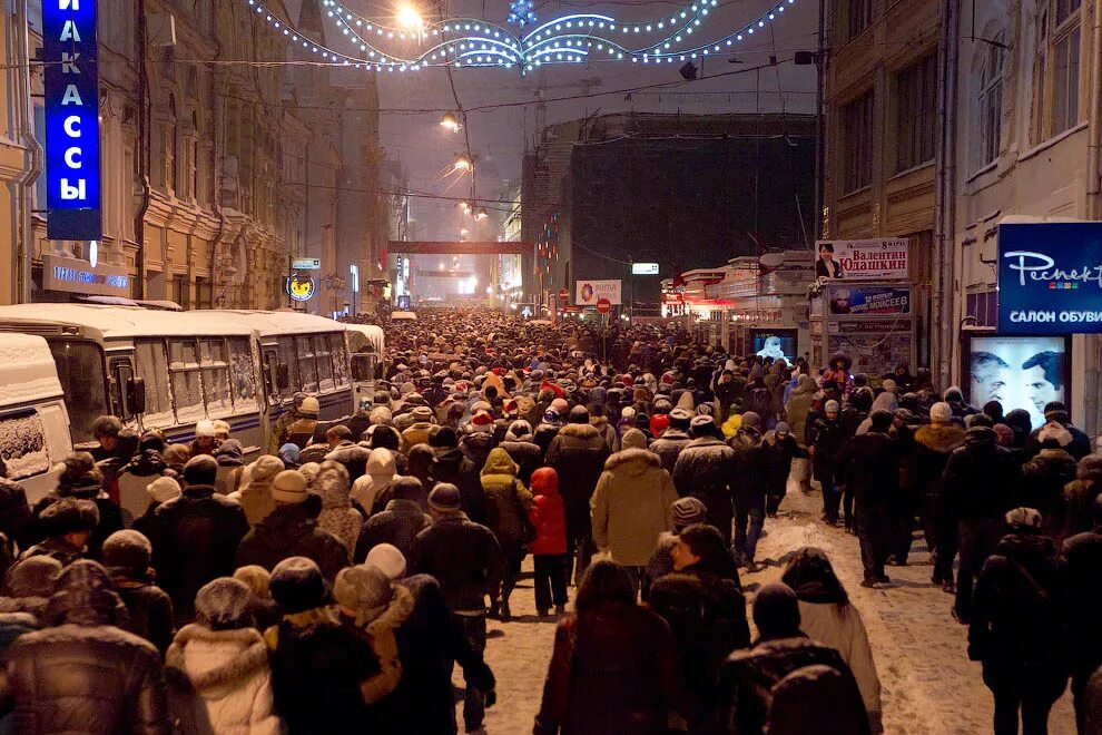 Толпа людей на улице. Толпа на улице Москвы. Москва час пик на улице. Толпа людей зимой в городе. Суета россия